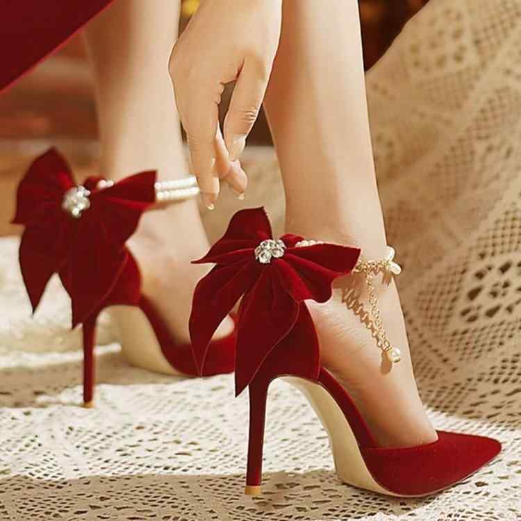 パンプス レディース 大きいサイズ ピンヒール ポインテッドトゥ ストラップ 蝶結び スエード 赤色 パール 結婚式 パーティー