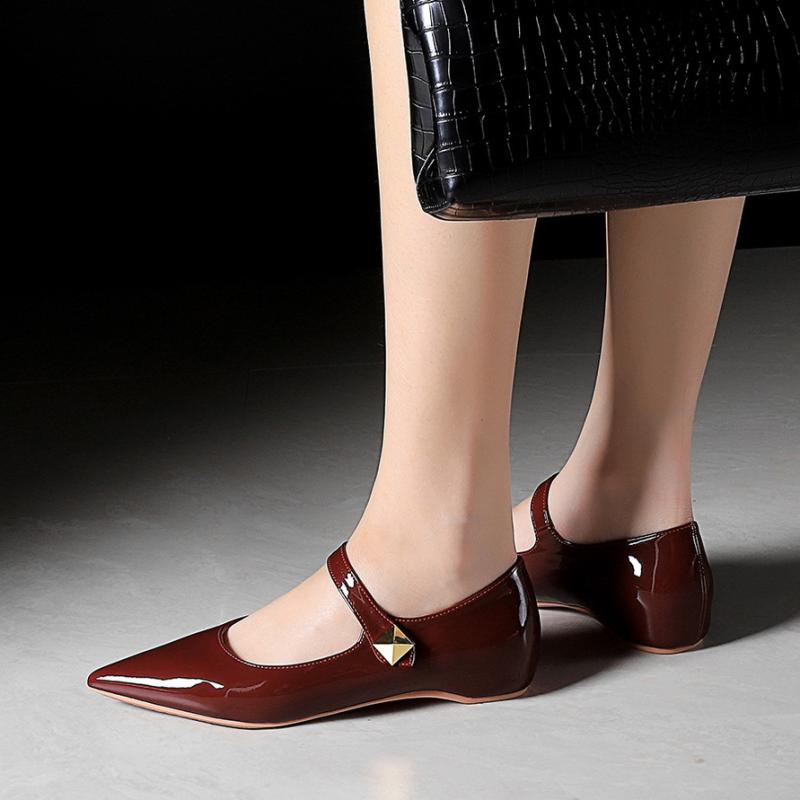 靴 レディース ローヒール ウェッジソール パンプス 漆皮 ポインテッドトゥ メタル スタッズ ストラップ インヒール 美脚 普段使い お出かけ