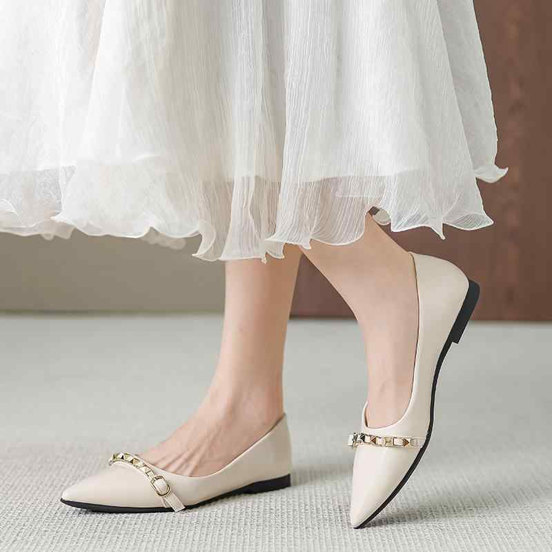 パンプス レディース 婦人靴 ローヒール フラット ぺたんこ 履きやすい 痛くなりにくい ポインテッドトゥ 鋲付き 普段使い お出かけ ソフト クッション 春夏