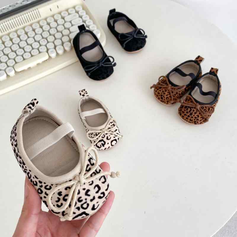 靴 キッズ 女の子 ベビー 幼児 柔らかい底 ヒョウ柄 丸いつま先 蝶結び 歩行練習