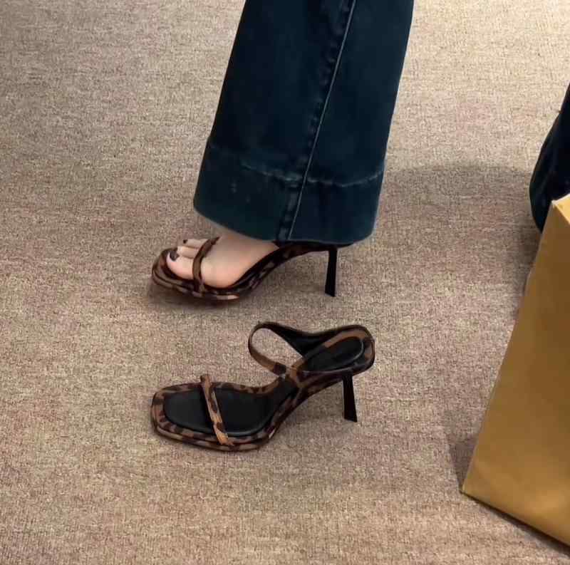 サンダル レディース ヒョウ柄 レオパード柄 ハイヒール スティレットヒール スクエアトゥ オープントゥ ストラップ 外履き かわいい セクシー リゾート パーティー 二次会 お呼ばれ