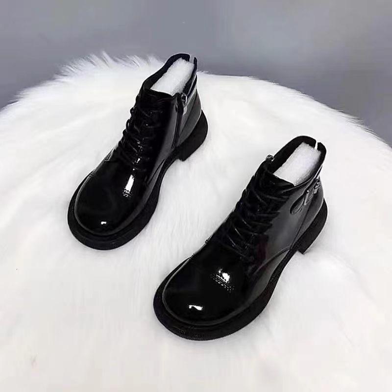 ブーツ レディース 秋冬 ショートブーツ 厚底 ワークブーツ レトロ 美脚 痩せ見え あったか プラスベルベット 黒 靴 シューズ・カテゴリ: 马丁靴・適用年齢: 成年・靴の材質: 人造PU・靴底の材質: ゴム・対象性別: 女性・スタイル: 英伦・つま先の形状: ラウンドトゥ・ヒールの形状: 太めヒール・ヒールの高さ: ミドルヒール(3-5cm)・流行のブーツ: 马丁靴・流行の要素: その他・機能: その他・筒の高さ: 短い筒・厚さ: 普通・履き方: サイドジッパー・パターン: 無地・靴の中敷: 人工毛・裏地の材質: コットン・ブーツ筒内裏の材質: 人工短毛绒・重さ: 0.8kg・靴底の技術: 接着・カラー: 哑光【单里】,哑光【棉里】,亮光【单里】,亮光【棉里】・サイズ: 35, 36, 37, 38, 39, 40・閉鎖方式: ジッパー