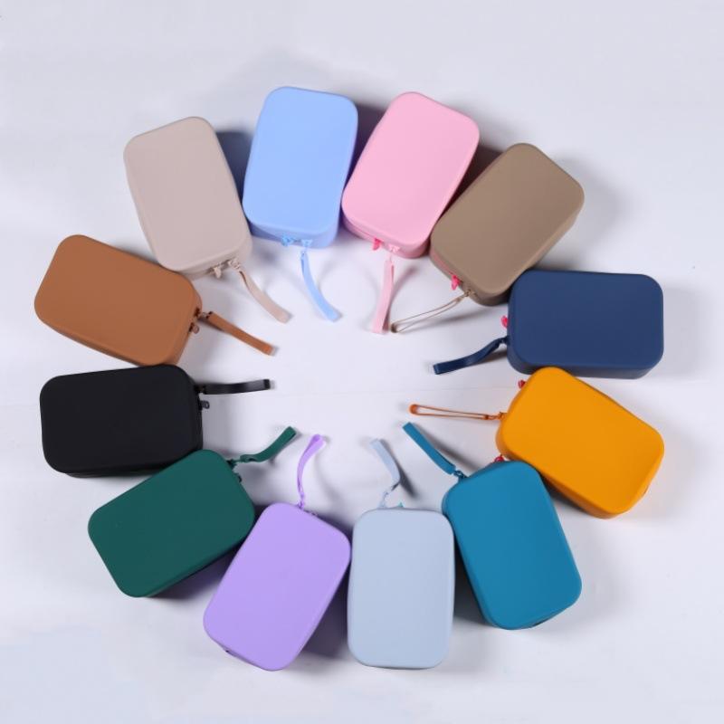 化粧ポーチ 大容量 ポータブル 防水 旅行 洗面用品 バッグ デスク ジュエリー 収納 シリコン シンプル