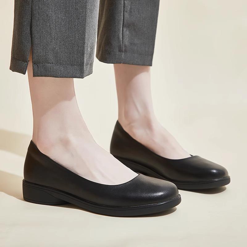 パンプス レディース ローヒール 3cm ブラック フラットシューズ ぺたんこ 柔らかい 歩きやすい 履きやすい ラウンドトゥ クッション 通勤 オフィス 婦人靴・流行要素: 浅口・靴頭形状: 丸頭・靴の表面素材: 超微細繊維・スタイル: 韓国版・適用対象: 女性・ヒールの高さ: ミドルヒール(3-6cm)・・適合シーズン: 夏, 冬, 春, 秋・カラー: ブラック・サイズ: 35, 36, 37, 38, 39, 40, 41・製品カテゴリ: 婦人靴・靴底素材: ゴム・内側の素材: 合成皮革・靴の高さ: 短い・ヒールの形状: 太い・靴底の製造技術: 接着・着用方法: プルオン・適用場所: 普段使い・開口部の深さ: 中くらい（7-11cm）・閉鎖方法: スリッポン