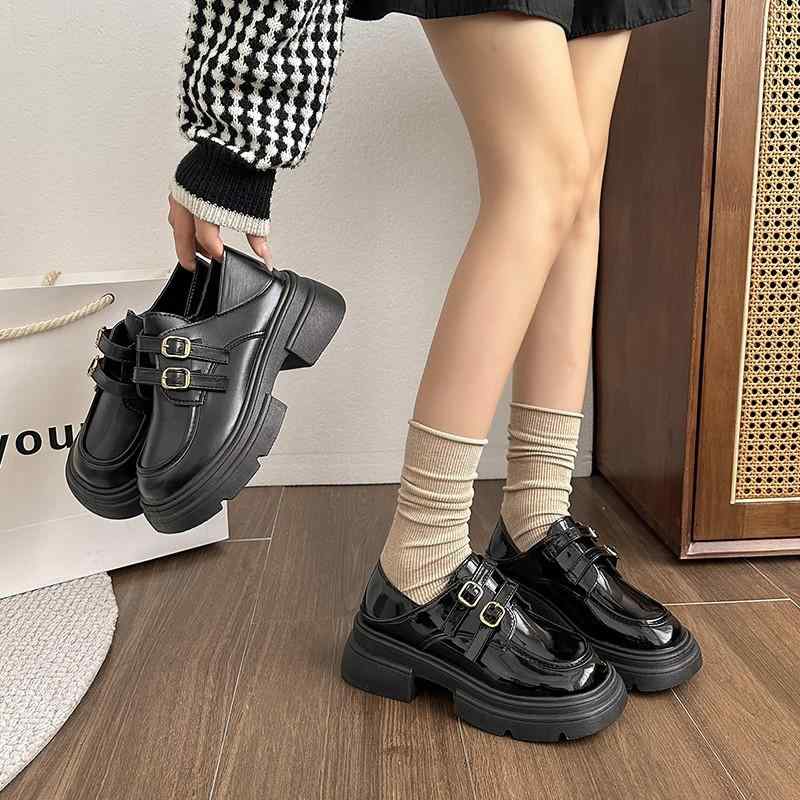 ローファー レディース 黒 2WAY 小さいサイズ 大きいサイズ 厚底 フラットヒール パンプス 痛くない 歩きやすい 疲れない おしゃれ かわいい 滑り止め 普段使い デート フォーマル カジュアル・カラー: ブラック（マット、光沢）・サイズ: 35, 36, 37, 38, 39, 40・流行の要素: 浅い履き口, 厚底, チャンキーヒール, プラットフォーム, レザー・靴のつま先の形状: ラウンドトゥ・スタイル: ブリティッシュ・アッパー素材: PU・レザーの特徴: PU・ヒールの高さ: ミドルヒール（3-5cm）・パターン: 無地・製品カテゴリ: レザーシューズ・履き口の深さ: 浅い履き口・靴底の素材: ゴム・内側の素材: メッシュ・靴の高さ: ローカット・ヒールの形状: ブロックヒール・靴底の製造プロセス: 接着剤・着用方法: バックル・靴の中敷きの素材: PU・対象シーン: 日常・款式: ローファー