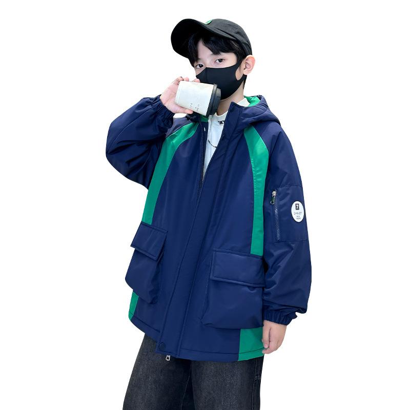 男童加绒外套冬款2024新款中大童男孩加厚派克服儿童拼接外套批发・カテゴリ: 童外套/夹克/大衣・適用性別: 男・スタイル: カジュアル・主な素材: ポリエステル70%・裏地素材: ポリエステル30%・ネックライン: フリル襟・袖丈: 長袖・特徴: 帽子付き、開襟、配色デザイン・色展開: グリーン、レッド・サイズ展開: 120, 130, 140, 150, 160, 170・衣類の長さ: ミディ丈・安全等級: B類