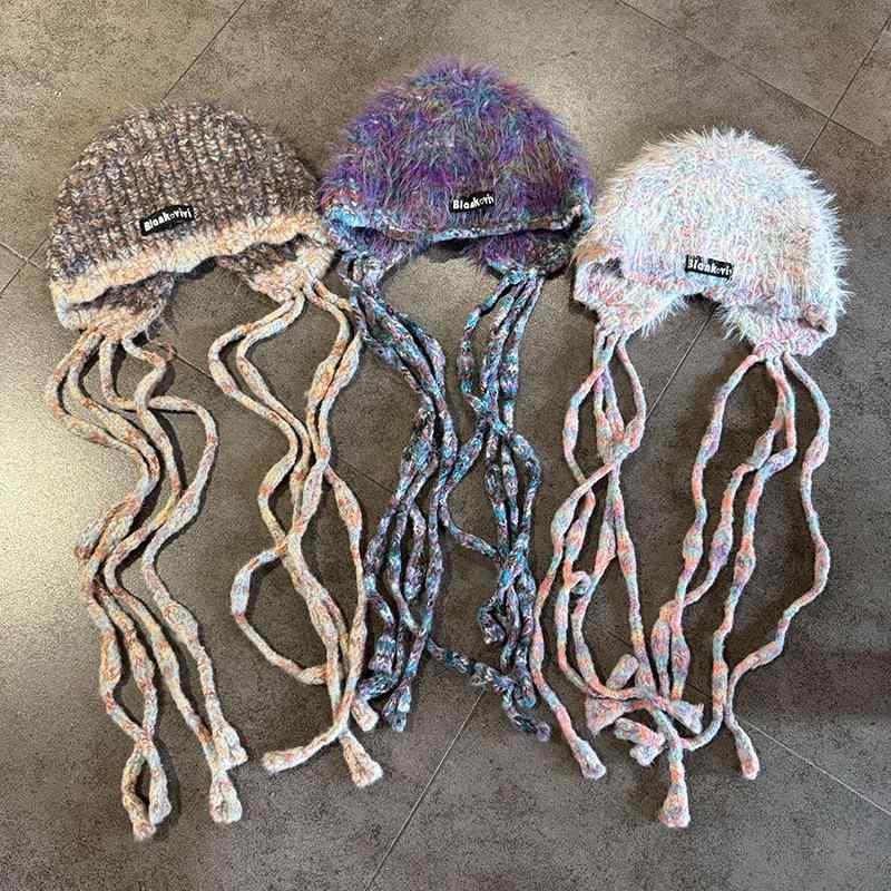 帽子 レディース 秋冬 保温 防寒 ニット帽 手編み風 ボンボン付き 混色 ふわふわ かわいい おしゃれ 暖かい イヤーマフ ケーブル編み 小顔効果 普段使い[ "・製品カテゴリ: 毛糸帽子", "・適合シーズン: 冬", "・帽子のトップスタイル: ハイトップ", "・帽子のつばスタイル: つばなし", "・カラー: 混白, 混紫色, 混霧グレー", "・サイズ: M(55-58cm)", "・機能: 保温", "・スタイル: OL, シンプル, 軽奢風", "・生地: 絨線", "・スタイル分類: 通勤", "・加工技術: ニット"]