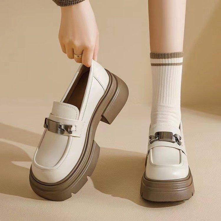 靴 レディース 厚底 ローファー スリッポン スニーカー 普段使い カジュアル スタイル 軽量 通気性 クッション性 歩きやすい 疲れない 美脚 脚長効果 かわいい おしゃれ ブラック アイボリー