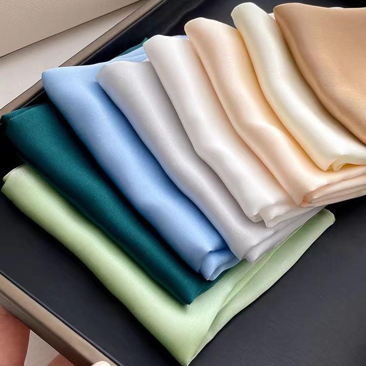 スカーフ レディース 春秋 シルク 小さめ 正方形 無地 高級感 絹100% ネッカチーフ ストール 薄手 首巻き 日焼け対策 冷房対策 オール..