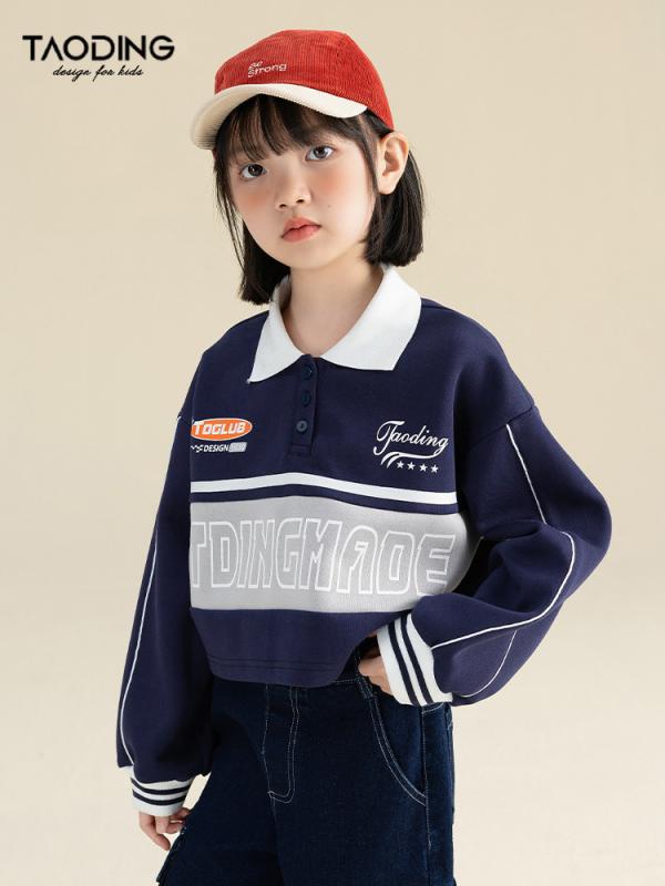 女童卫衣秋季年新款中大女童学院风撞色上衣休闲Polo领卫衣・カテゴリ: 童卫衣・スタイル: カジュアル・主な素材: 綿97%、ポリエステル3%・袖丈: 長袖・ネックライン: クルーネック・柄: 文字プリント・カラー展開: ネイビー・サイズ展開: 110cm,120cm,130cm,140cm,150cm,160cm,170cm