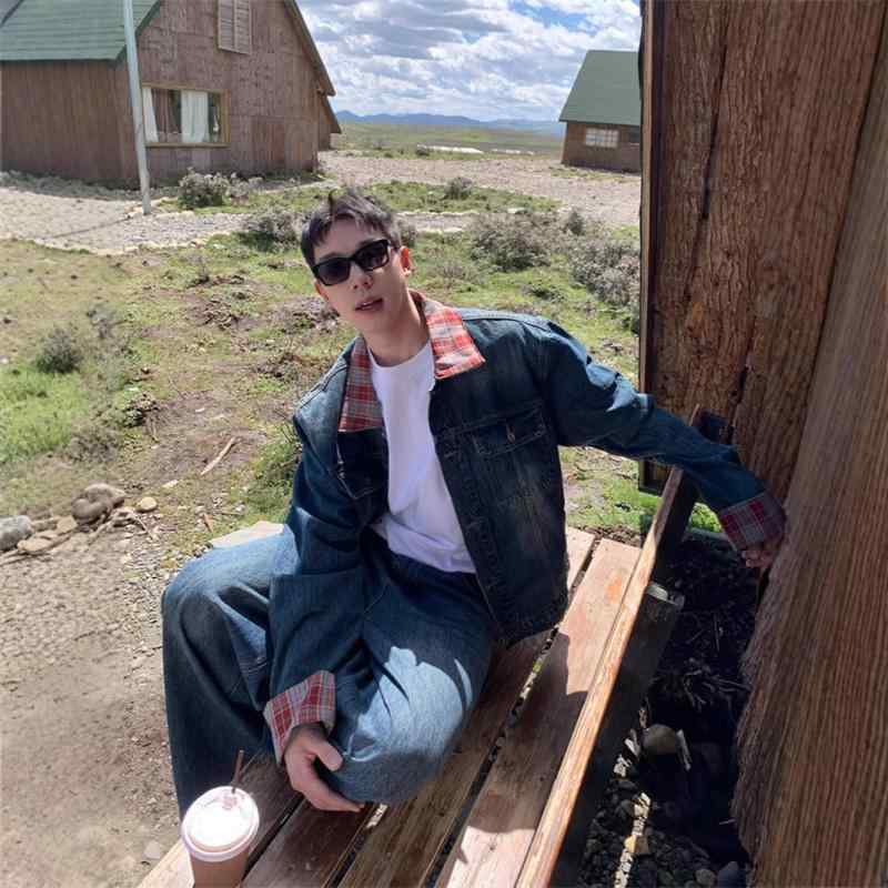 ジャケット 男性用 レトロ レッド チェック柄 ブルー デニム Gジャン ゆったり ウォッシュド加工 ダメージ加工 ストリート・製品カテゴリ: ジャケット・スタイル: 国潮・対象年齢: 18-24歳・襟の形: 襟付き・フィット: ゆったり・...