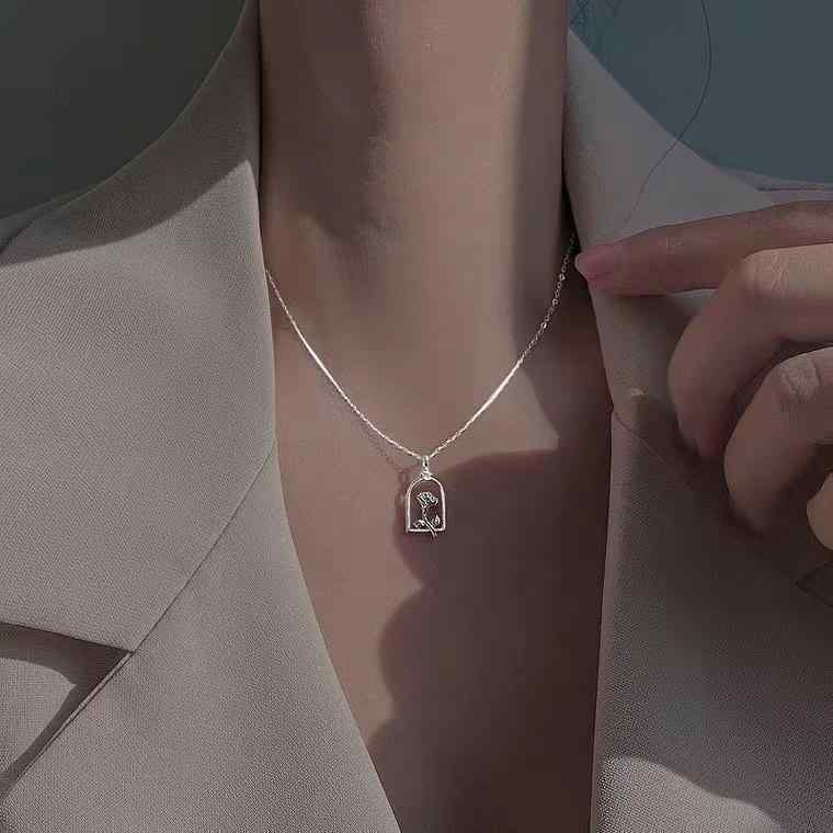 Pearl White - ネックレス レディース シルバー925 バラ 薔薇 フラワー モチーフ ペンダント チョーカー エレガント 鎖骨 チェーン ヴィンテージ レトロ ミニマリスト 冷淡 高見え デイリー パーティー お呼ばれ