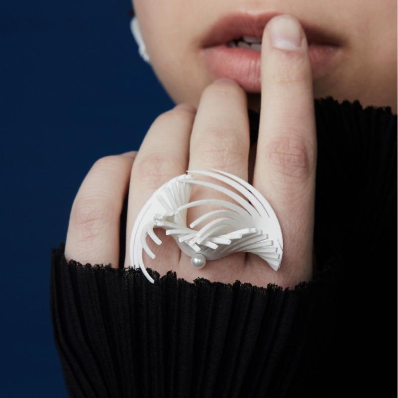 指輪 レディース 豪華感 リーフ モチーフ ホワイト 白 エレガント 高見え