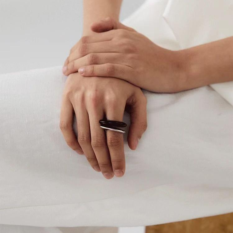 指輪 豪華感 個性的 おしゃれ ダブルリング 赤 黒 メノウ 瑪瑙 エレガント スマート フォーマル