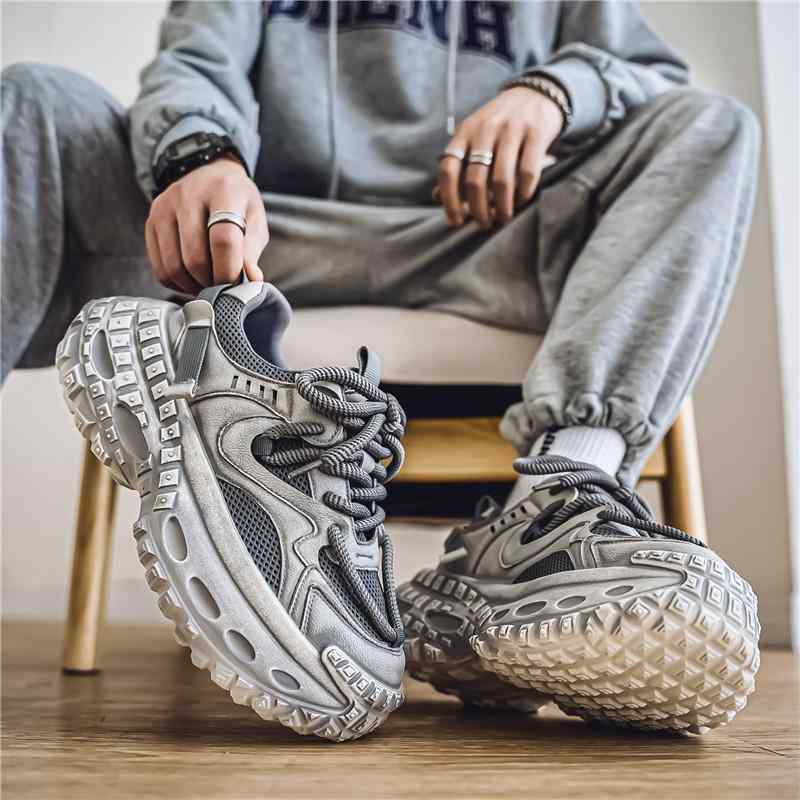 スニーカー 男性用 タイヤ型ソール 滑り止め スポーツシューズ 普段使い ストリートファッション 20代 30代 40代 sofapotato-10523094 ソファポテト パッケージ画像