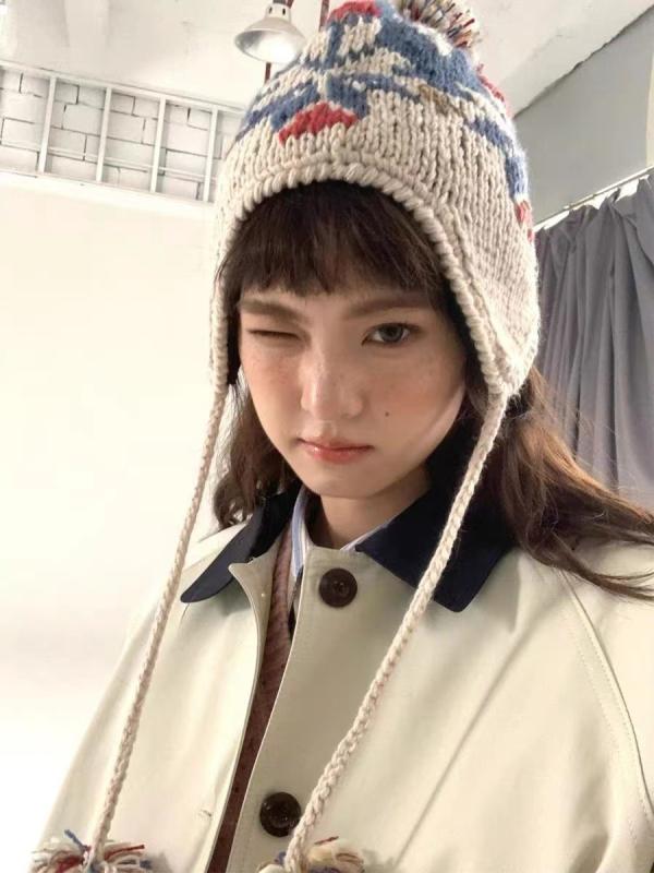 帽子 レディース 秋冬 保温 防寒 ニット帽 かわいい ケーブル編み ボンボン付き イヤーマフ付き ウール混 あったか 韓国風 小顔効果 普段使い お洒落