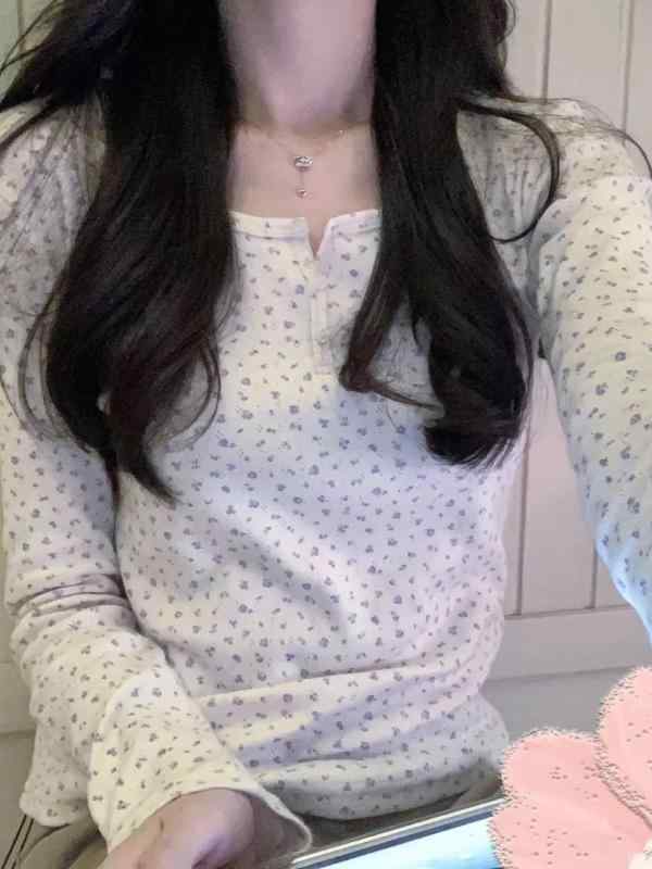 Tシャツ レディース 秋冬 小花柄 長袖 トップス スリムフィット インナーウェア プルオーバー カットソー 丸首 ボタン付き 伸縮性 ストレッチ 普段使い デート