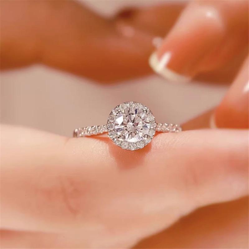 指輪 レディース 925シルバー モアサナイト ラウンドブリリアントカット 4本爪 プロポーズ 結婚 電気メッキ加工 ホワイトゴールドカラー 人工ダイヤ・素材: シルバー925・デザイン: 波型、U形、幾何学型・加工: 镶钻・スタイル: 轻奢风、通勤・対象: 男女兼用・カテゴリー: 手饰・色: 莫桑石