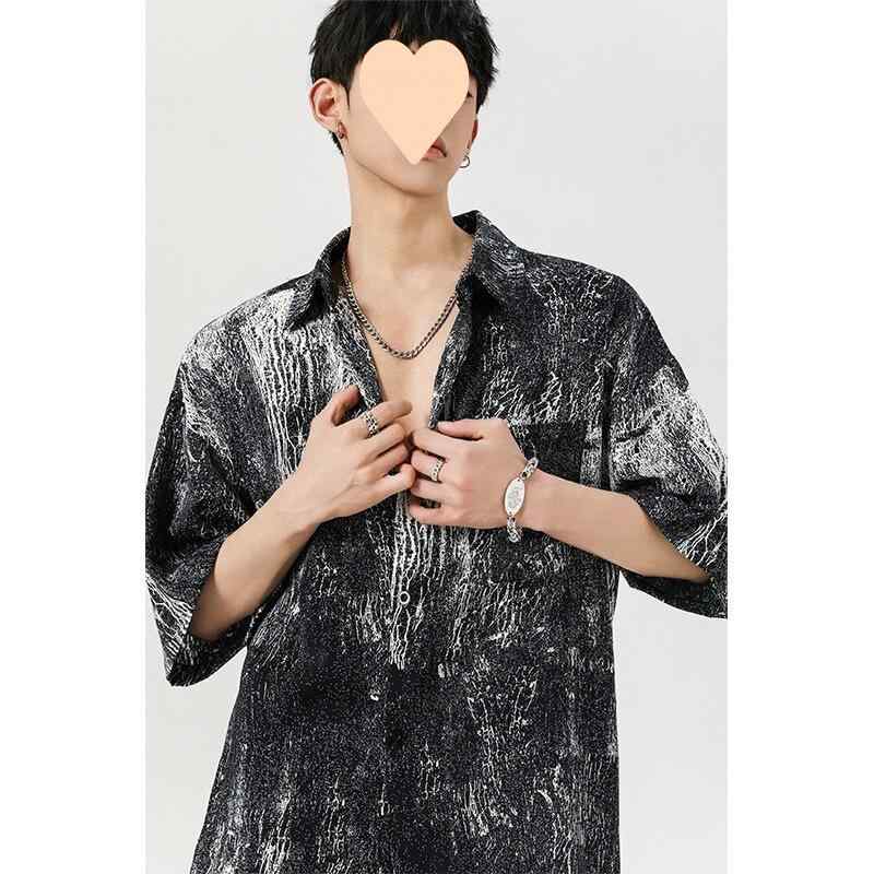 シャツ メンズ 男性用 接触冷感 涼感 半袖 ゆったり 高見え 抗シワ 薄手 アウター サラサラ・面料名称: 莫代尔・材质功能: -・风格: NORNS GIRL・款式: 斜肩款・版型: A字型・领型: 立领・袖丈: 半袖・柄: 抽象・厚薄: 厚・款式细节: 辑明线・适合人群: 大码・主面料成分: 莫代尔繊維・颜色: 咖色,黒・尺码: M,L,XL,2XL,3XL,4XL,5XL・工艺: 复合・适用年龄段: 成人・适用性别: 男・领标: 无领标・产品类别: 衬衫・吊牌: 无吊牌