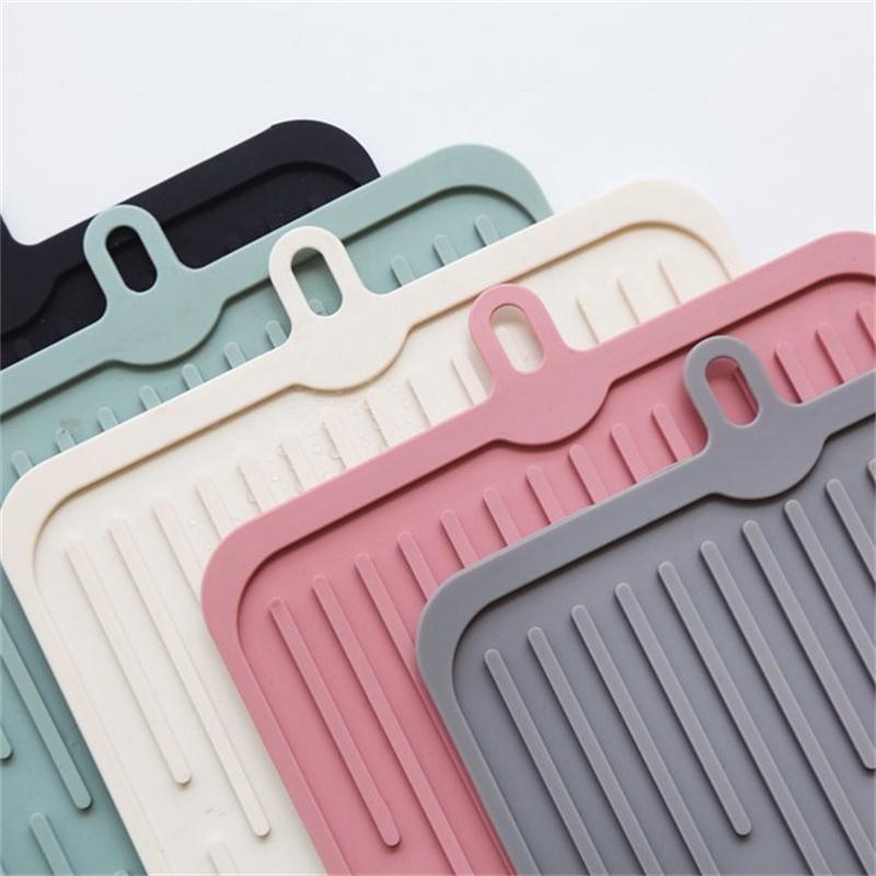 キッチン用品 シリコン製 水切りマット 折りたたみ式 滑り止め 多機能 食器 グラス 鍋敷き 断熱2