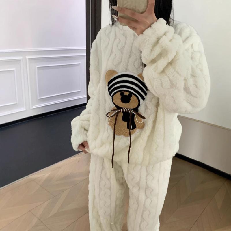 ルームウェア レディース 秋冬 長袖長ズボン フランネル 珊瑚マイヤー かわいい 熊 クマ ゆったり あったか 暖かい 厚手 ふわふわ モコモコ パジャマ 上下セット 寝巻き 部屋着 女性用・カテゴリ: セットアップ・素材: ポリエステル・厚さ: 厚手・ネックライン: ラウンドネック・袖丈: 長袖・パンツ丈: フルレングス・機能: リラックス, ホームウェア, 防寒・対象: レディース・シーン: アウトドア, ホーム・カラー: ホワイト, ピンク, ベージュ, ブルー, パープル, ブラックグレー・サイズ: フリーサイズ・スタイル: かわいい