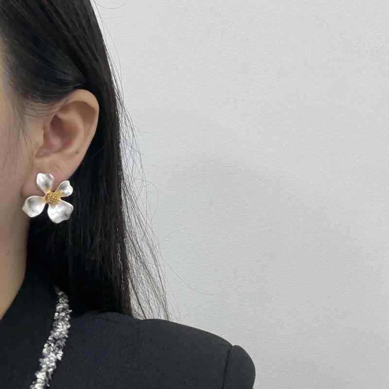 ピアス レディース フラワー 花 ドロップ メタル エレガント 揺れる ゆれる イヤリング アクセサリー ジュエリー