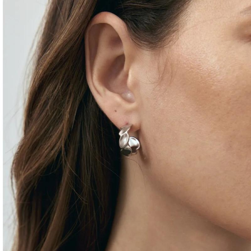 ピアス レディース 豪華感 小ぶり イヤリング シルバー ゴールド 不規則 対応 大人かわいい 韓国 秋冬 エレガント アクセサリー・素材: 銅・処理: 電気メッキ・形状: 幾何学型・カラー: 白ゴールド, ゴールド・スタイル: 個性・対象...