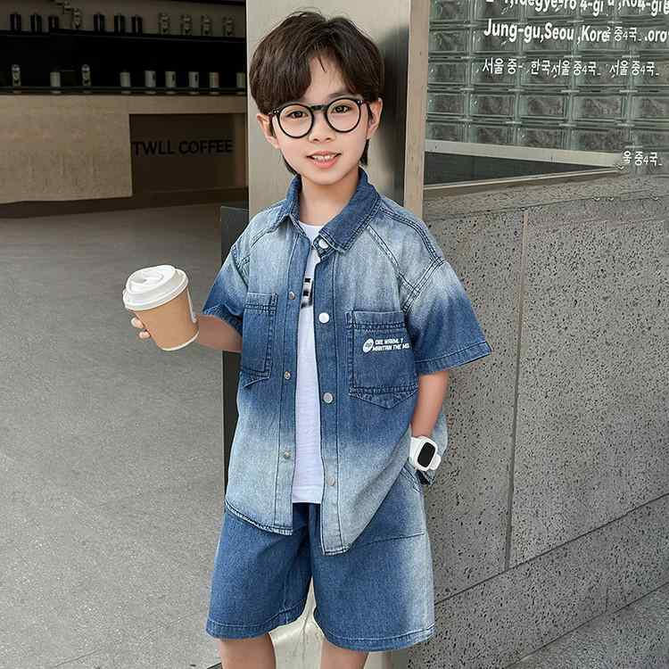 シャツ キッズ 子供用 グラデーション デニム 半袖 セットアップ 春夏 外着・対象性別: 男の子・スタイル: カジュアル・セットタイプ: パンツセット・セット内容: 服・対象年齢: 中小キッズ(3~8歳.100~140cm)・袖丈: 半袖・パンツ丈: ハーフパンツ・生地加工: 柔らかい・厚さ: 薄手・フード: なし・素材: デニム.綿75%・レベル: B・留め具: シングルブレスト・色: グラデーションブルー・対応身長: 100cm, 110cm, 120cm, 130cm, 140cm, 150cm, 160cm・商品カテゴリ: キッズセット
