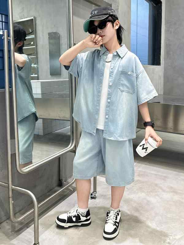 シャツ キッズ 子供用 薄手 デニムシャツ 半袖 セットアップ 中大童 男の子 おしゃれ 上下セット・性別: 男・スタイル: カジュアル・セットタイプ: パンツセット・セット数: 2ピース・対象年齢: 中高学年(8歳以上.140cm以上)・袖丈: 半袖・パンツ丈: 五分丈/ハーフパンツ・生地加工: 柔らかい・厚さ: 薄手・柄: 無地・素材: 綿・クラス: B・クロージャータイプ: プルオーバー・カラー: デニムショートパンツセット, デニム長パンツセット・推奨身長: 120cm(推奨身長110-120cm), 130cm(推奨身長120-130cm), 140cm(推奨身長130-140cm), 150cm(推奨身長140-150cm), 160cm(推奨身長150-160cm), 170cm(推奨身長160-165cm)・製品カテゴリ: 子供用セット