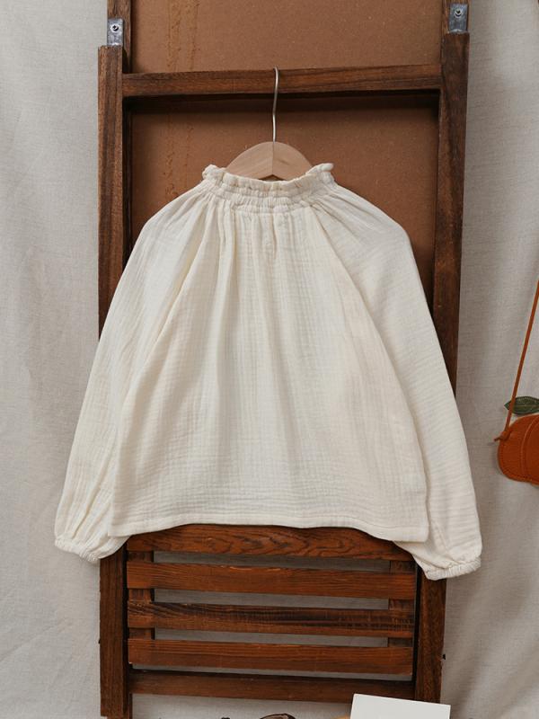 シャツ ガールズ 子供服 トップス 春秋 かわいい 木耳襟 無地 パフスリーブ レトロ 綿 ギャザー おしゃれ着・適用性別: 中性/男女兼用・適合年齢: 中小児童(3~8歳, 100~140cm)・実写画像: モデルなし・スタイル: スイート・ネックライン: スタンドカラー・生地加工: ソフト・袖丈: 長袖・・シーズン: 春.秋・要素: レース・生地名: 綿・主な生地の組成: 綿・主な生地の組成含有量: ・レベル: B類・色: オフホワイト・推奨身長: 90cm, 100cm, 110cm, 120cm, 130cm, 140cm・製品カテゴリ: 子供用シャツ・首のラベル: 首ラベルあり・下げ札: 下げ札あり・ミシンの針数: 12~14針/3cm・糸くず処理: 目立つ箇所は処理済み