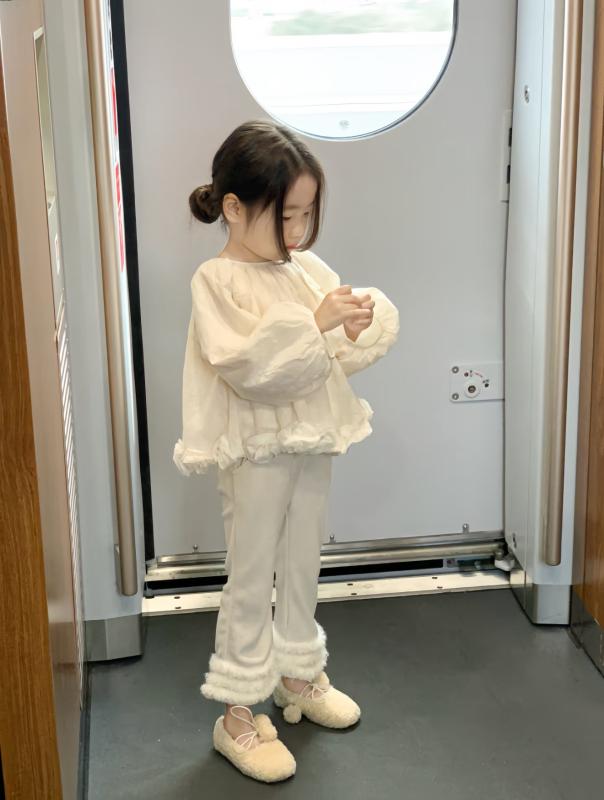 シャツ キッズ 女の子 ランタンスリーブ 立体花柄 春秋 かわいい おしゃれ・適用性別: 女・適合年齢: 中小童(3~8歳，100~140cm)・画像実写: あり・スタイル: 韓国版・ネックライン: ラウンドネック・生地の加工: 柔らかい加工・袖丈: 長袖・柄: 無地・適した季節: 春.秋・要素: プリンセス.おしゃれ・生地名: 綿・主生地の組成: ポリエステル繊維（ポリエステル）・主生地の組成含有量: ・レベル: B類・色: 粋な白い花の裾のシャツ・適した身長: 90cm, 100cm, 110cm, 120cm, 130cm, 140cm・製品カテゴリ: 子供用シャツ