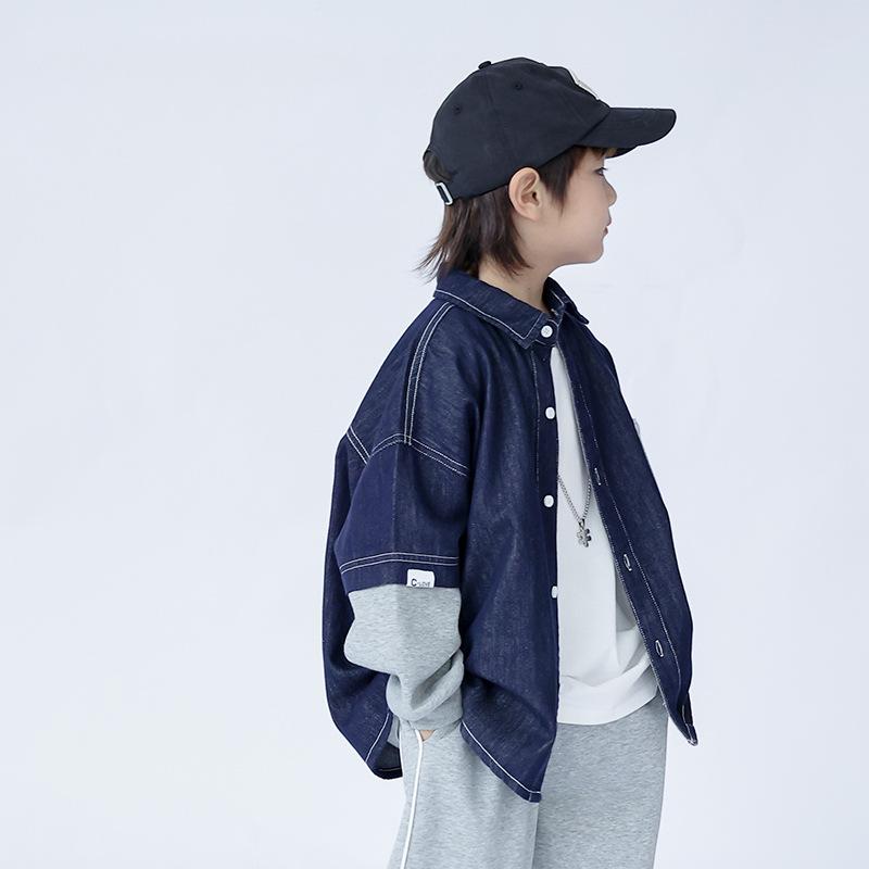 シャツ キッズ 男の子 長袖 春秋物 デニム カジュアル 羽織り ボーイズ 子供服 トップス・性別: 男の子・対象年齢: 中小童(3~8歳，100~140cm)・実写画像: モデルあり・スタイル: カジュアル・ネックライン: ラウンドネック・生地: 柔らかい加工・袖丈: 長袖・柄: アルファベット・要素: ・生地名: 色落ち防止斜めデニム・主な生地の成分: 綿・レベル: B類・カラー: ブルー・身長: 90cm, 100cm, 110cm, 120cm, 130cm, 140cm, 150cm・製品カテゴリ: 子供用シャツ