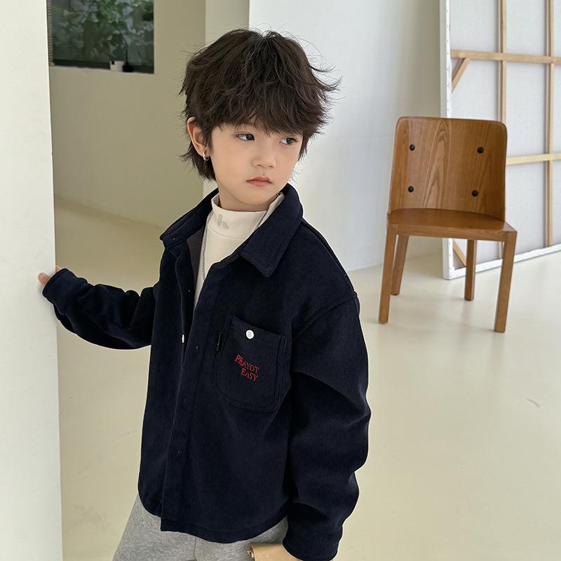 シャツ キッズ 男の子 秋冬 韓国 コーデュロイ 裏起毛 厚手 冬着 防寒 暖かい アウター・適用性別: 男・対象年齢: 中・高学年（8歳以上.140cm以上）・実写画像: モデルあり・スタイル: 韓国版・襟の形: 襟付き・生地加工: 柔らかい加工・袖丈: 長袖・柄: 無地・要素: ・生地名: コーデュロイ・主な生地の構成: ポリエステル繊維（ポリエステル）・主な生地の構成含有量: ・レベル: B類・色: カーキ, 濃紺色・推奨身長: 110cm, 120cm, 130cm, 140cm, 150cm, 160cm, 170cm・商品カテゴリ: 子供用シャツ