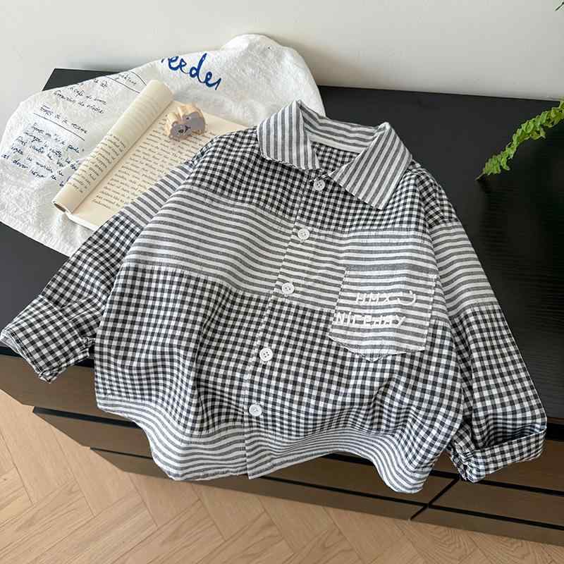 シャツ キッズ 長袖 格子柄 シャツ 男女兼用 子供服 ゆったり トップス おしゃれ かわいい 開襟シャツ・適用性別: 男女兼用・対象年齢: 中小キッズ(3~8歳, 100~140cm)・実写有無: モデルなし・スタイル: カジュアル・ネックライン: 襟付き・袖丈: 長袖・柄: ストライプ・適合シーズン: 春.秋.夏.冬・要素: ストライプ・生地名: タオル/テリー・主な生地構成: 綿・主な生地構成含有量: 90%・レベル: B・カラー: 黒.白・適合身長: 101.110.120.130.140.150.160.170・製品カテゴリ: キッズシャツ