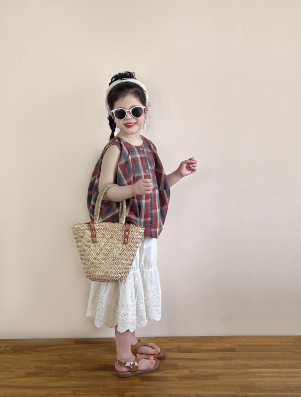 シャツ キッズ 女の子 ノースリーブ トップス ブラウス レース ワイドパンツ セットアップ ブラウン チェック柄 かわいい・対象性別: 女児・対象年齢: 3～8歳 (100～140cm)・実写画像: モデルあり・スタイル: 韓国版・袖丈: ノースリーブ・生地名: 綿混紡・主素材: 綿・主素材の含有量: 90%・レベル: クラスB・カラー: 茶色格子柄のシェルシャツ.レースのワイドパンツ・対応身長: 90cm, 100cm, 110cm, 120cm, 130cm, 140cm・商品カテゴリ: 子供用シャツ