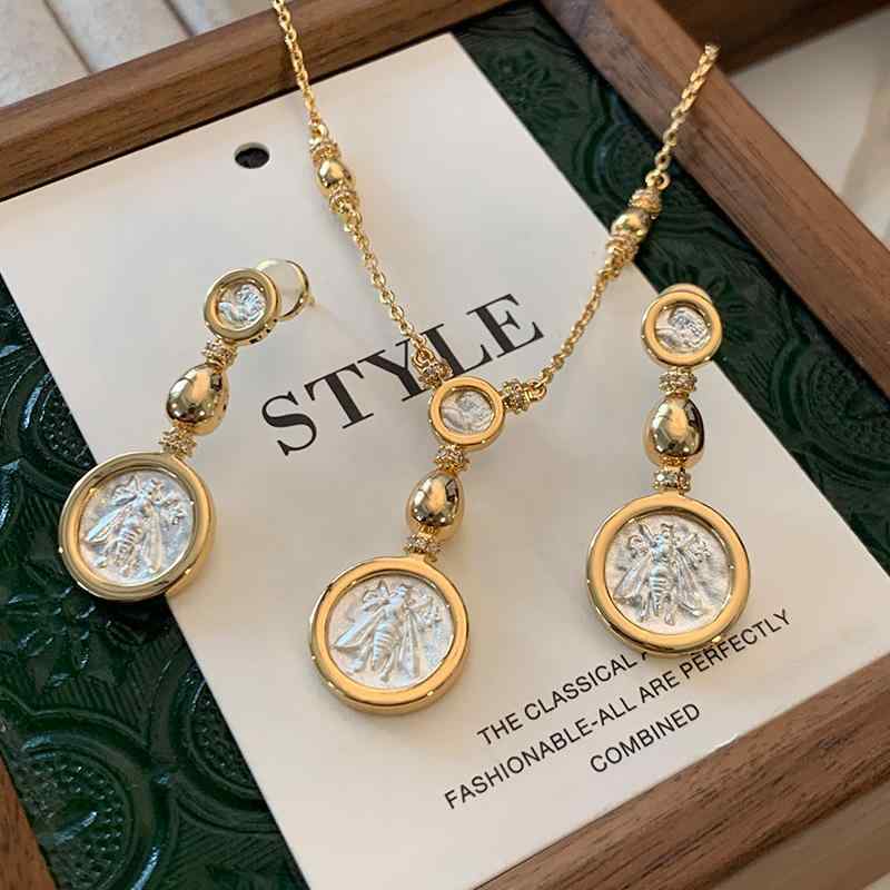 SWAROVSKI - ピアス レディース 秋冬 高見え ゴールド イヤリング レトロ 小ぶり 軽奢 ジルコニア ハチ
