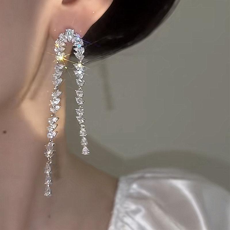 ピアス レディース 銅合金 ジルコニア 軽奢 高級感 不規則 流線形 タッセル デザイン レトロ アンティーク アーク 女性用