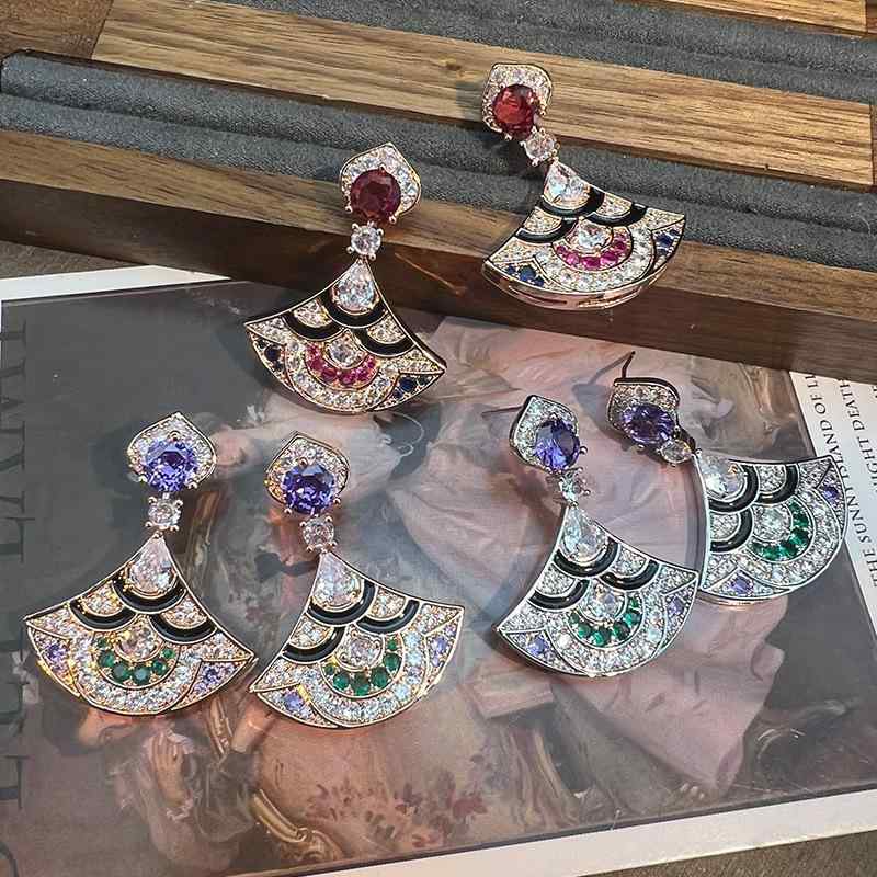 イヤリング レディース 女性用 紫色 バイオレット 扇形 扇子 ジルコニア 電気メッキ加工 高級感 高見え おしゃれ かわいい 大人 上品 気質 ギフト プレゼント