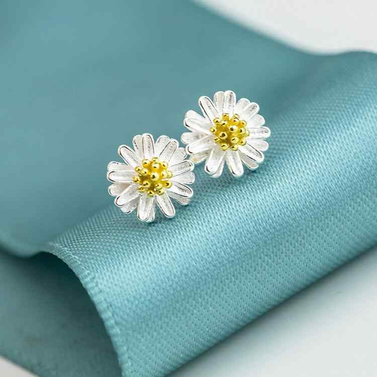 ピアス レディース シルバー925 小さな デイジー フラワー 花 韓国風 かわいい 清潔感 スタッドピアス