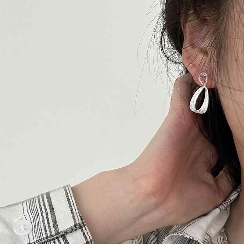 ピアス レディース シルバー925 韓国風 小さめ ひねり デザイン 電気メッキ加工 おしゃれ かわいい イヤリング アレルギー対応 パーティー 結婚式 デート プレゼント