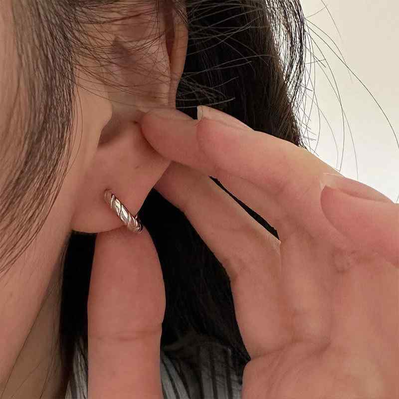 ピアス レディース シルバー925 小さめ フープ シンプル 編み込み デザイン シルバー 銀色 アレルギー対応 エレガント かわいい