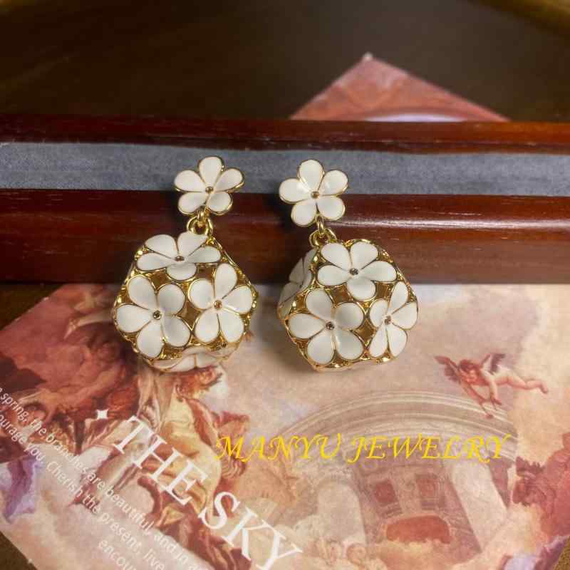 ピアス レディース 女性用 白色 エナメル 花柄 ボール型 イヤリング シルバー925針 電気メッキ加工 真鍮 アレルギー対応