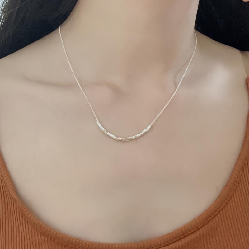 ネックレス レディース シルバー925 鎖骨チェーン キューブ型 四角 華奢 ミニマリスト デザイン 上品 エレガント