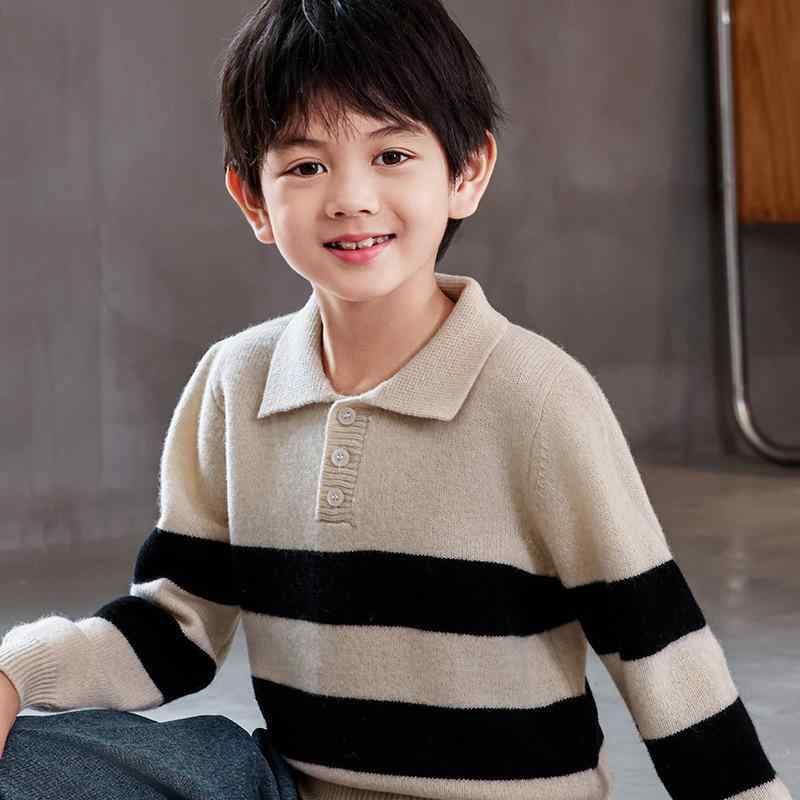 ニット 子供 男の子 ボーダー 切り替え ポロ襟 トップス プルオーバー ウール100% あったか 秋冬・性別: 男・スタイル: 学院・適合年齢: 中大童(8歳以上、140cm以上)・シーズン: 冬、秋・袖丈: 長袖・柄: ストライプ・要素: ストライプ・生地: 羊毛100%・厚さ: 普通・ネックライン: 襟付き・フード: なし・カラー: 本青色, クラシックブラック・サイズ: 110cm, 120cm, 130cm, 140cm, 150cm・種類: 子供用セーター