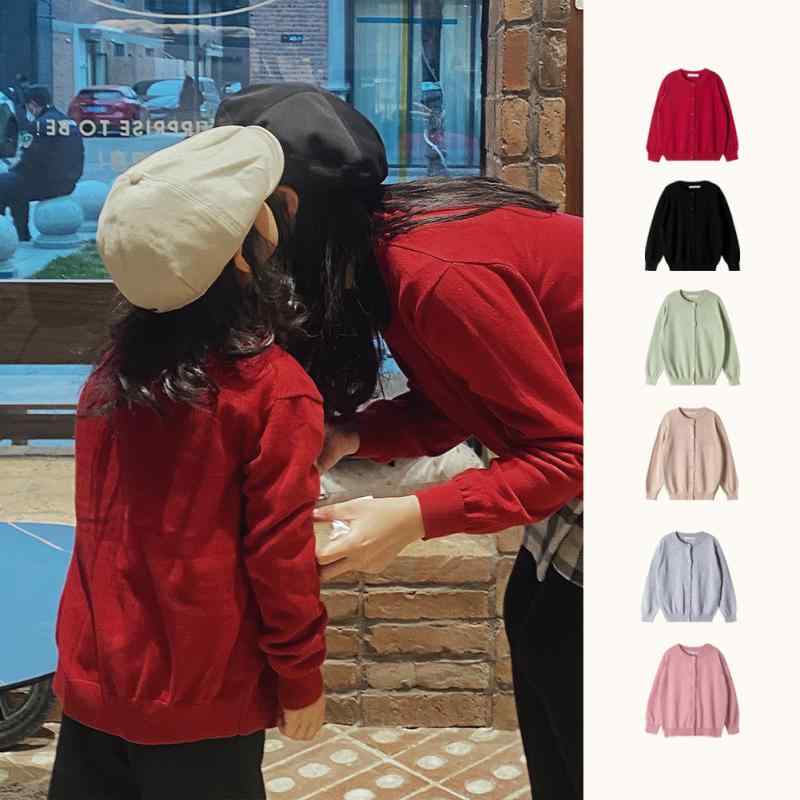 ニット キッズ 女の子 カーディガン 秋冬 裏起毛 子供 レトロ 無地 セーター 厚手 防寒 男の子 ニット・適用性別: 中性/男女兼用・生地: 柔らかい・スタイル: シンプル・対象年齢: 中・高学年(8歳以上、140cm以上)・対象シーズン: 冬、秋・糸の太さ: 普通・厚さ: 厚手・袖丈: 長袖・留め具: シングルブレスト・柄: 無地・実写画像: モデルあり・要素: カーディガン、おしゃれ・AQL抜き取り検査基準: 2.5・平編み針数: 12~14針/3cm・糸くず処理: 処理済み・生地名: ニット・主な生地成分: 綿・主な生地成分の含有量: 100%・安全レベル: B・襟のタイプ: ラウンドネック・フード: なし・カラー: 海棠紅（裏起毛）、淡緑（裏起毛）、千禧粉（裏起毛）、黒（裏起毛）、杢グレー（裏起毛）、カーキ（裏起毛）、海棠紅、淡緑、千禧粉、黒、カーキ、杢グレー・対象身長: 120cm、130cm、140cm、150cm、160cm・前立て: シングルブレスト・襟ネーム: なし・製品カテゴリ: 子供用セーター・ブランド: 象上织匠