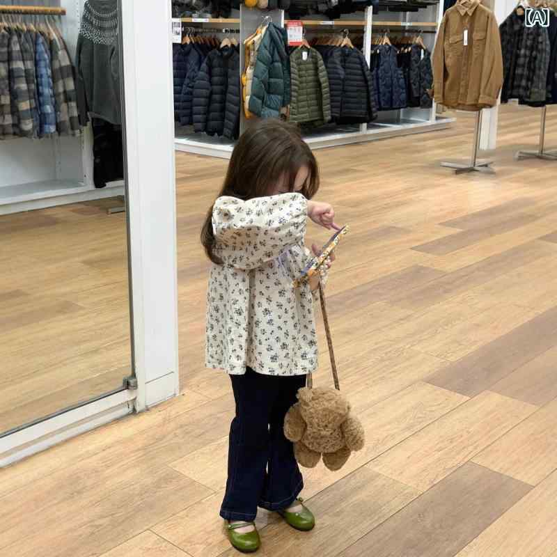 キッズ シャツ 女の子 甜美 かわいい 小花柄 立襟 ブラウス ドールシャツ デニム ラッパ ズボン パンツ 韓国風 子供服 春秋・適用性別: 女・適合年齢: 中小童(3~8歳、100~140cm)・実写画像: 実写モデルあり・スタイル: 韓国版・生地加工: 酵素洗い・パターン: 無地・適合シーズン: 春、秋・要素: イギリス・ミシン針数: 12~14針/3cm・生地名: 綿・主な生地成分: 綿・主な生地成分の含有量: 20%・安全レベル: B類・カラー: 小花柄ブラウス, 濃紺デニムフレアパンツ・適合身長: 90cm, 100cm, 110cm, 120cm, 130cm, 140cm