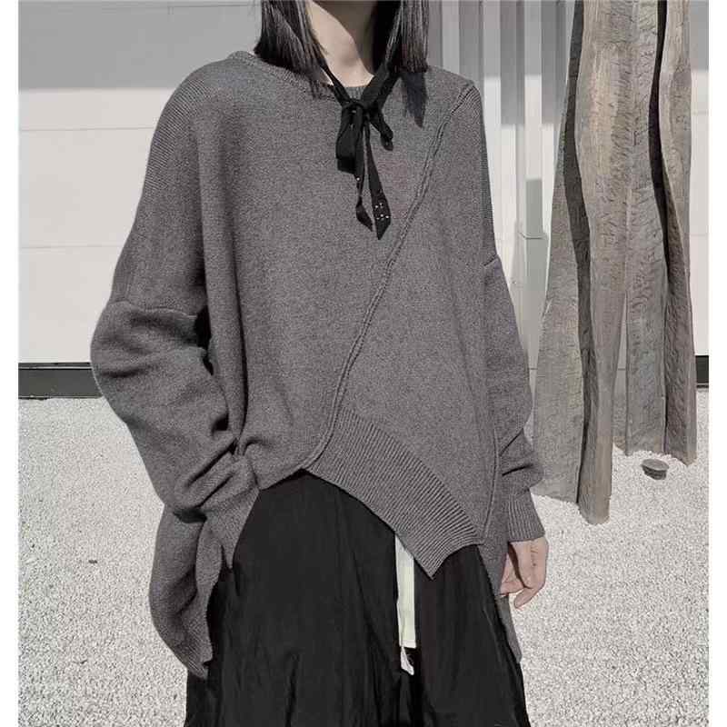 ニット レディース 秋冬 ゆったり アシンメトリー 長袖 厚手 トップス モード系 不規則 デザイン・厚さ: 厚め・着丈: 普通(50cm<着丈≤65cm)・ネックライン: ラウンドネック・袖丈: 長袖・袖のタイプ: ドロップショルダー・カラー: ダークグレー, ブラック・サイズ: フリーサイズ・スタイル: ストリート・主な素材の含有量: 30%以下・スタイル: ダーク系・対象年齢: 大人・対象性別: 女性・製品カテゴリ: セーター