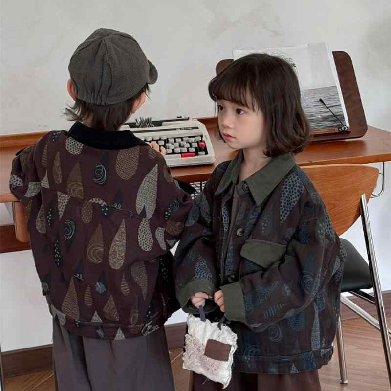 ジャケット キッズ 秋冬 男の子 女の子 ベビー レトロ 配色 切り替え 紳士風・適用性別: 中性/男女兼用・適合年齢: 中小児童(3~8歳, 100~140cm)・実写画像: モデルあり・スタイル: カジュアル・襟型: 襟付き・生地加工: 柔らか加工・袖丈: 長袖・パターン: 抽象柄・季節: 春秋・要素: 配色・素材: 綿混紡・主な素材: 綿・安全レベル: B類・カラー: グリーン, ブラウン・適合身長: 80cm, 90cm, 100cm, 110cm, 120cm, 130cm, 140cm・針数: 12~14針/3cm・製品カテゴリ: 子供用シャツ