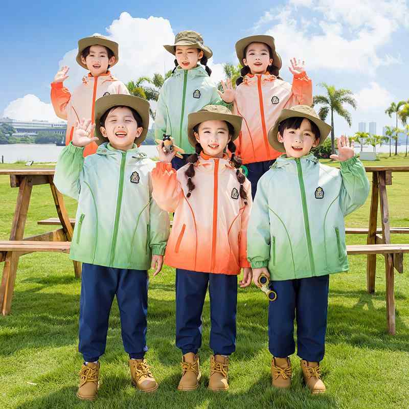 子供用スクールウェア ジャージ 上下セット 幼稚園 小学校 春秋冬 初春 小学生 中学生 制服 ユニフォーム スポーツウェア アウトドア[ "・スタイル: 学院", "・対象年齢: 中小童(3~8歳, 100~140cm)", "・性別: 中性/男女兼用", "・留め具の種類: ジップアップ", "・セット内容: セットアップ", "・素材: ポリエステル", "・レベル: B", "・帽子: フード付き（取り外し不可）", "・セットタイプ: パンツセット", "・カラー: グリーン.オレンジ", "・サイズ: 100cm.110cm.120cm.130cm.140cm.150cm.160cm.170cm.180cm.190cm.200cm", "・袖丈: 長袖", "・パンツ: 長ズボン", "・製品カテゴリ: スクールユニフォーム/スクールユニフォームカスタマイズ"]
