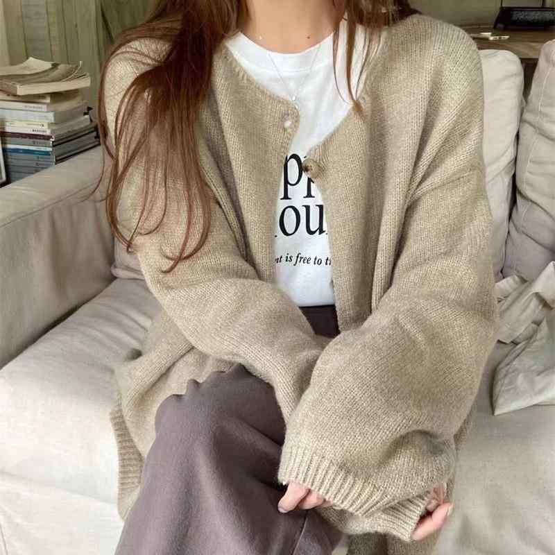 ニット カーディガン レディース 韓国風 秋冬 ゆったり かわいい 柔らかい 肌触り クルーネック ニット アウター トップス 羽織り 長袖 オフィスカジュアル 普段使い・素材: ポリエステル、スパンデックス、ニット・柄: 無地・厚さ: 中厚・組み合わせ: 単品・スタイル: カーディガン・シルエット: ゆったり・袖のタイプ: 通常袖・ネックライン: ラウンドネック・袖丈: 長袖・流行の要素: ボタン・着丈: ミドル丈・色: ミルクイエロー、オートミール、アプリコット、ブラック、ライトピンク・サイズ: フリーサイズ・スタイル: 韓国、カジュアル・着方: カーディガン・前立て: シングルボタン・テイスト: スウィート、フレッシュ・製品カテゴリ: ニット